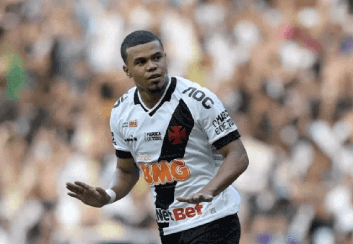 Yan Sasse com a camisa do Vasco