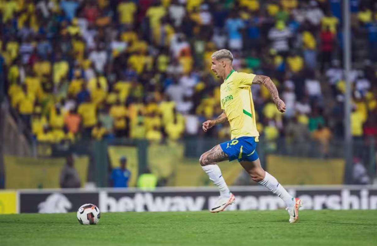 Arthur Sales em ação pelo Mamelodi Sundowns