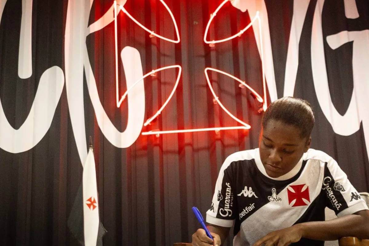 Gabi Rocha assina contrato profissional com o Vasco