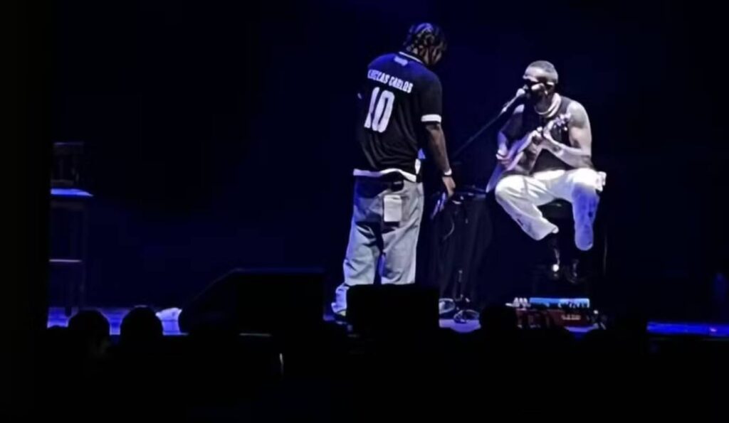 Luccas Carlos em show com a camisa nova do Vasco