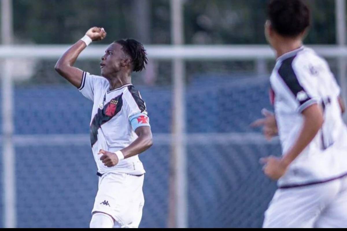 Jogador do Sub-17 do Vasco comemorando gol