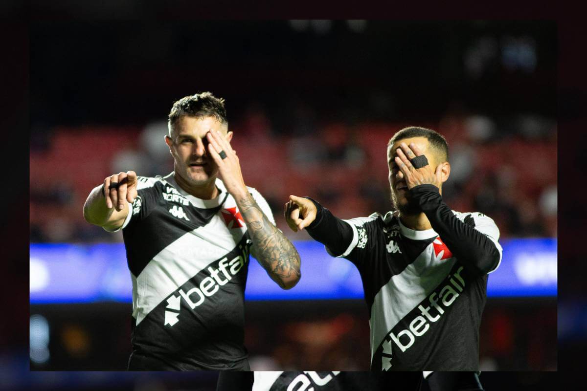 Vegetti e Coutinho comemorando gol contra o São Paulo
