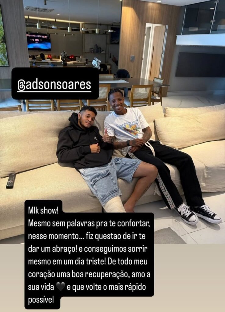 O volante Tchê Tchê visitou o atacante Adson e desejou forças em sua recuperação