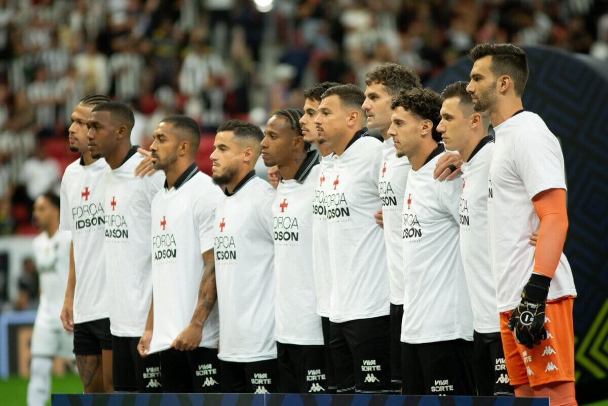 Jogadores do Vasco usam camisa escrita 'Força, Adson' antes do clássico