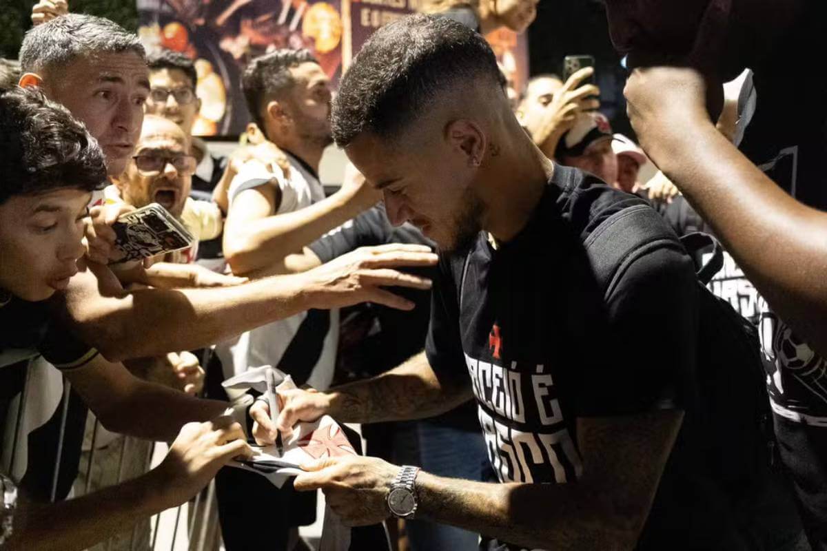 Coutinho atende a vascaínos em Maceió
