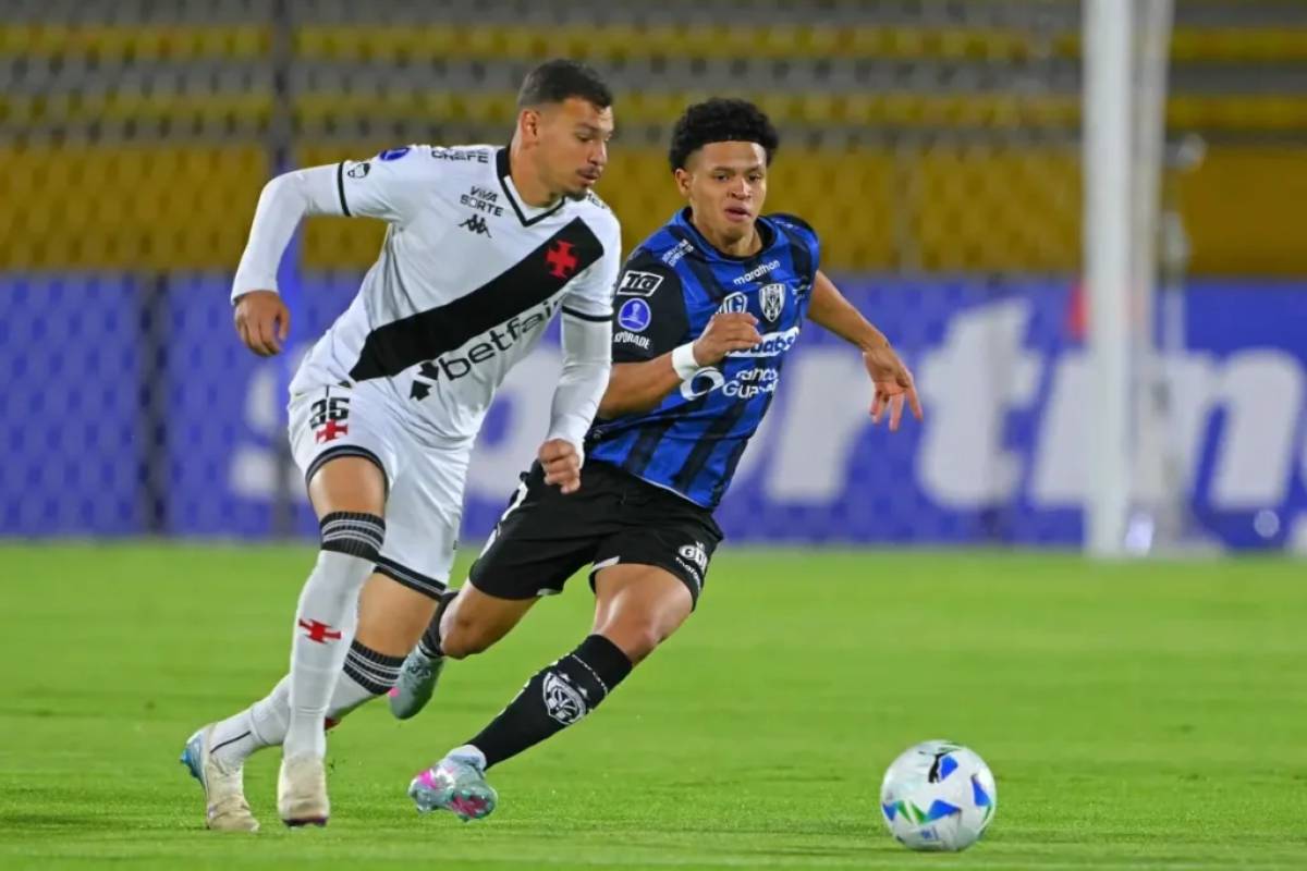 Hugo Moura em jogo contra o Independiente Del Valle