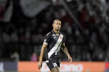 João Victor em jogo contra o Grêmio em São Januário