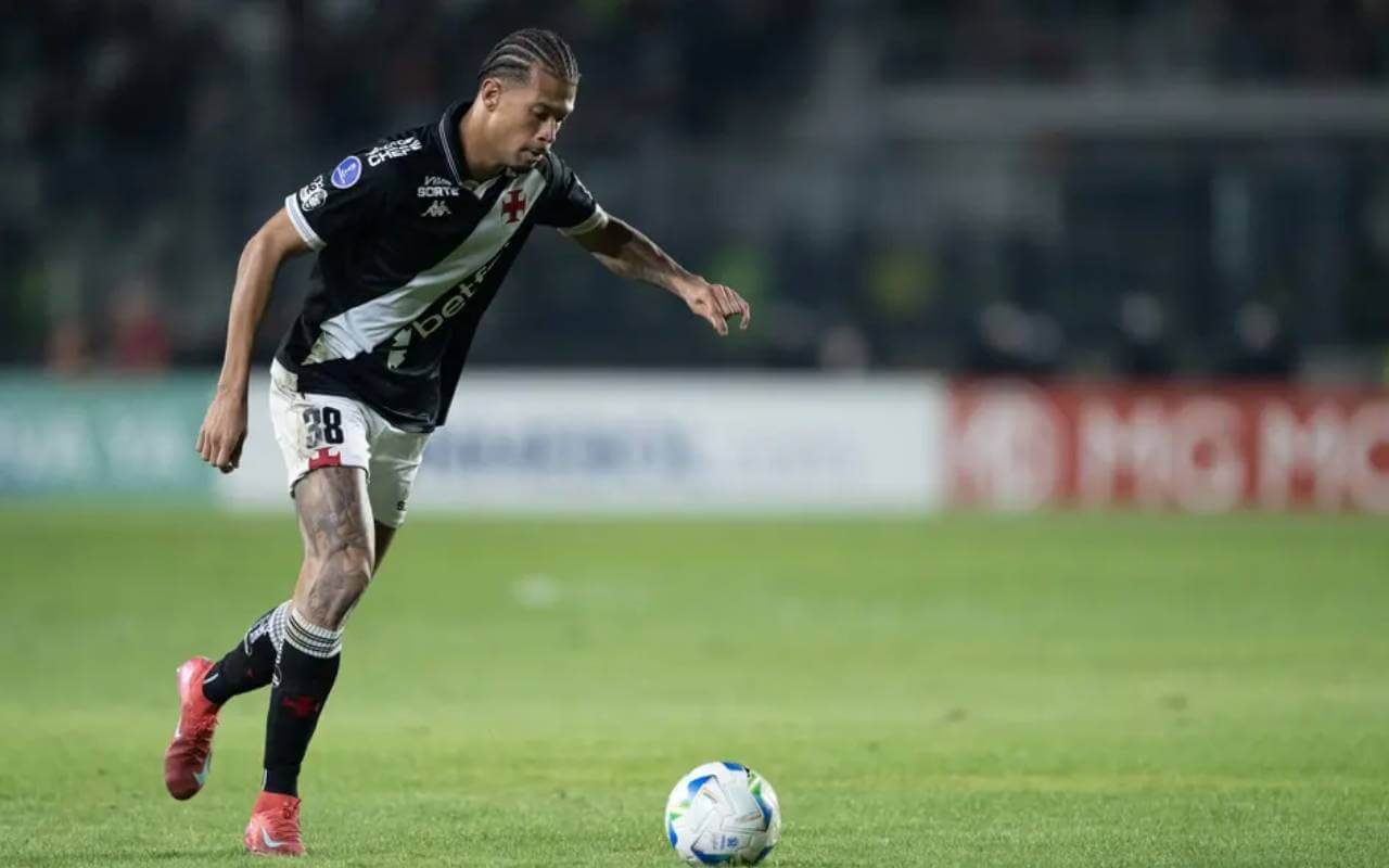 João Victor em jogo contra o Del Valle em São Januário