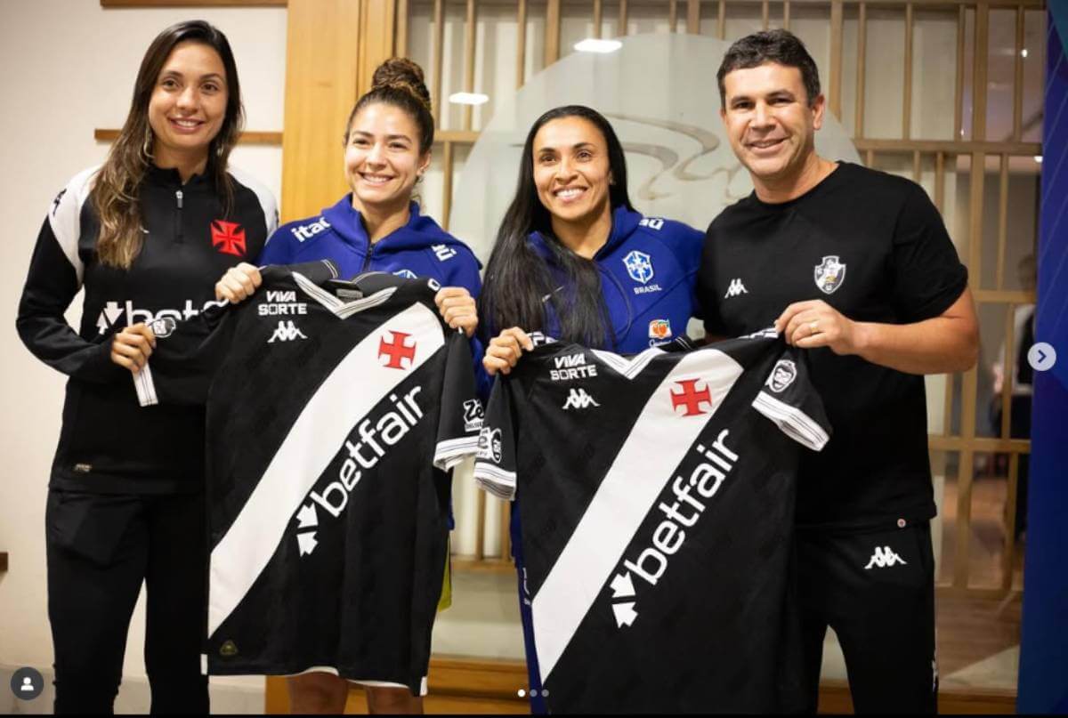 Vasco presenteia Marta e Angelina com camisas