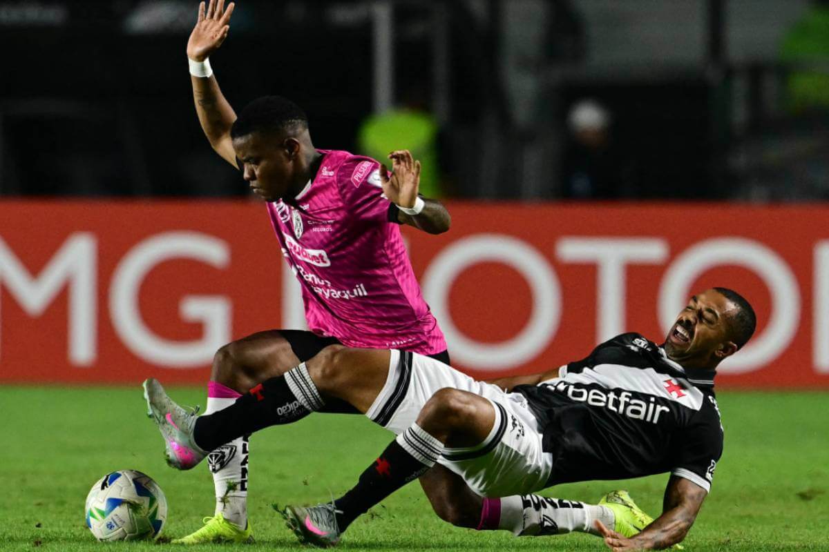 Paulo Henrique em jogo contra o Del Valle