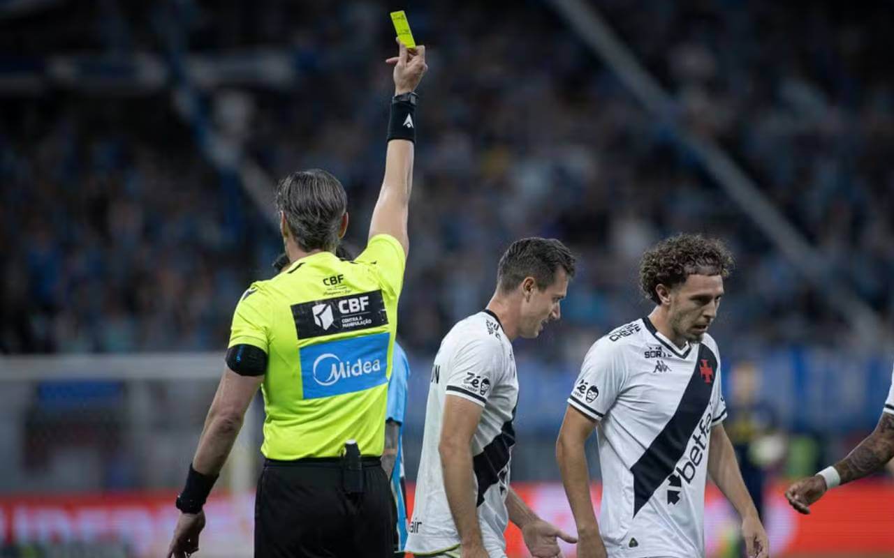 Piton e Nuno durante Vasco x Grêmio