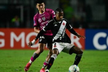 Tchê Tchê em jogo contra o Del Valle