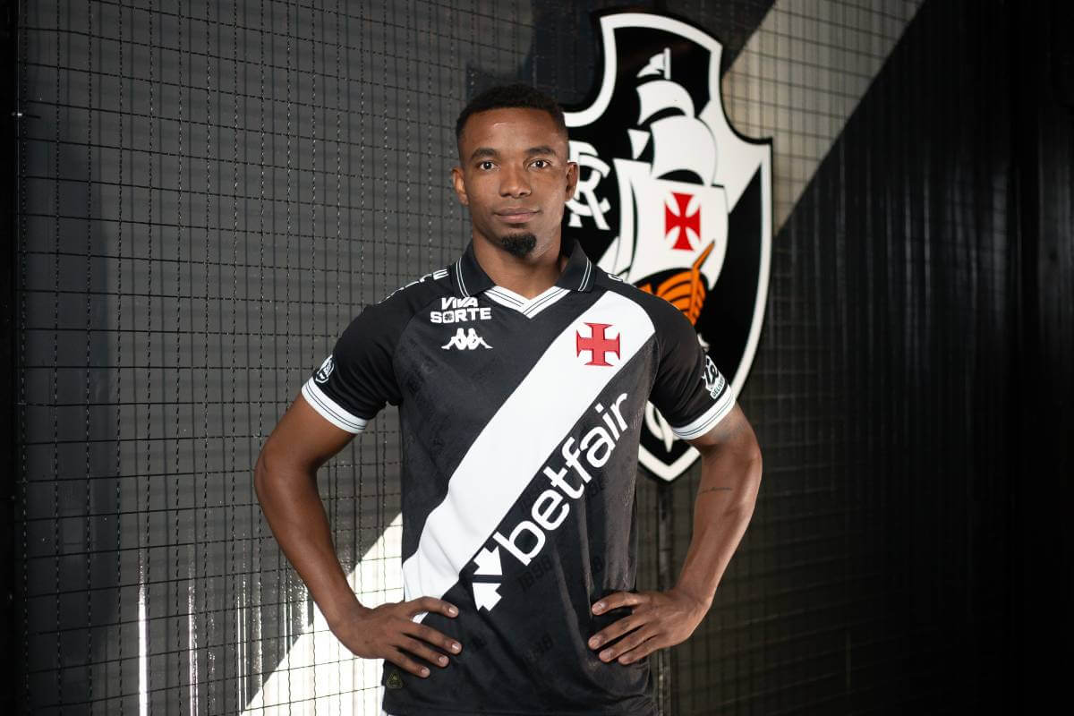 Thiago Mendes com a camisa do Vasco