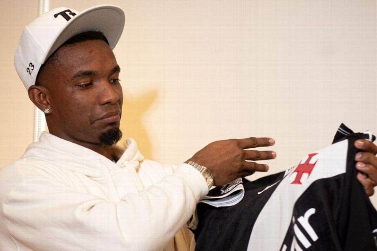 Thiago Mendes com a camisa do Vasco