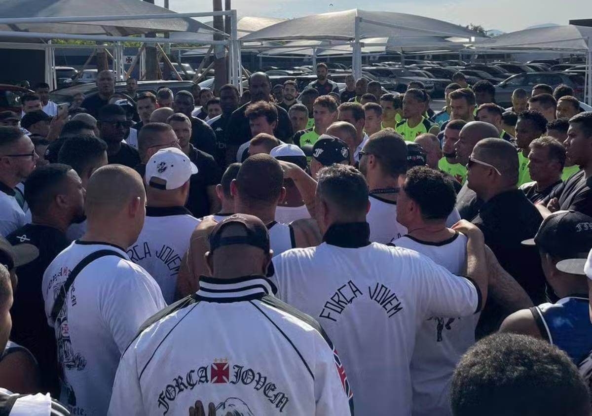Organizada do Vasco no CT Moacyr Barbosa