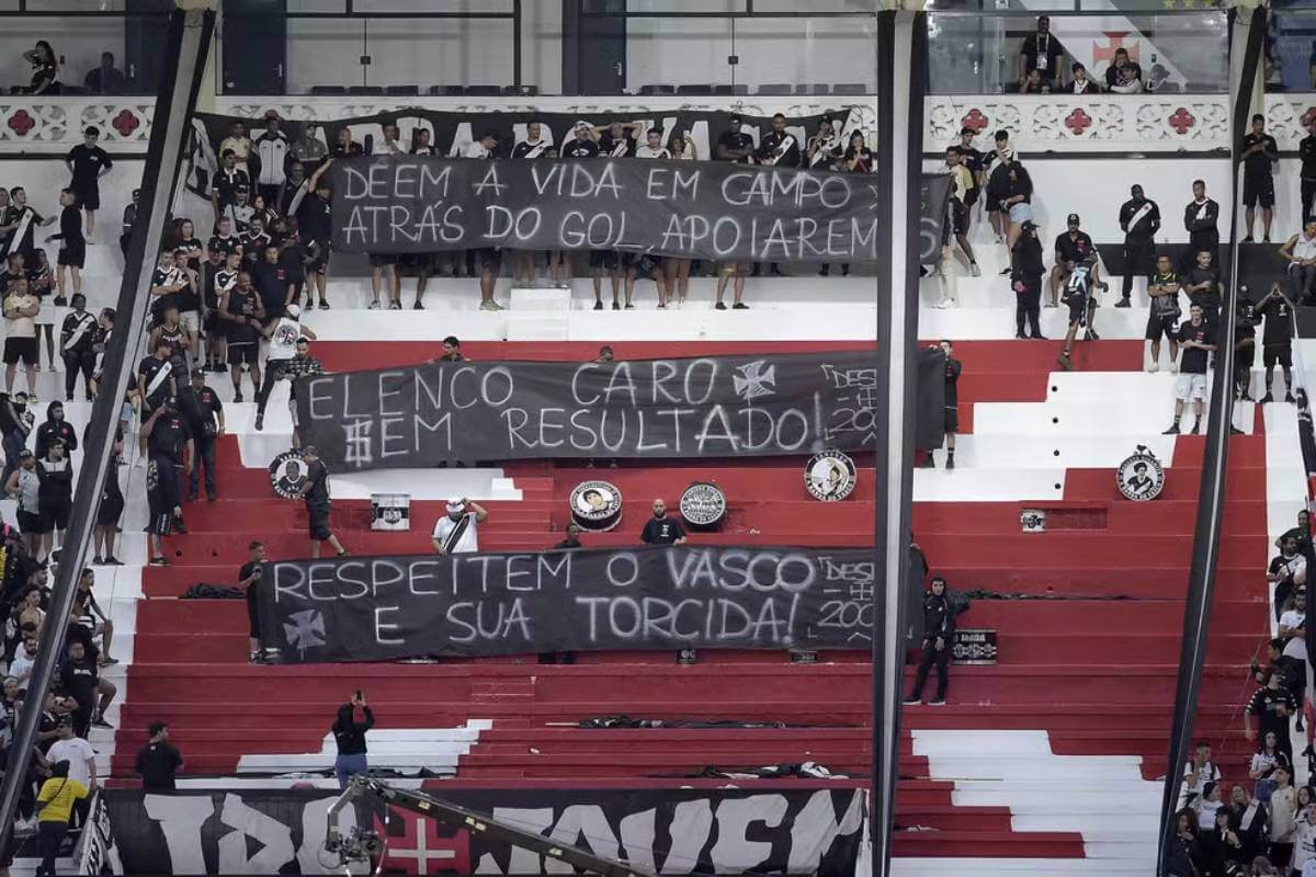 Torcida do Vasco protesta em São Januário