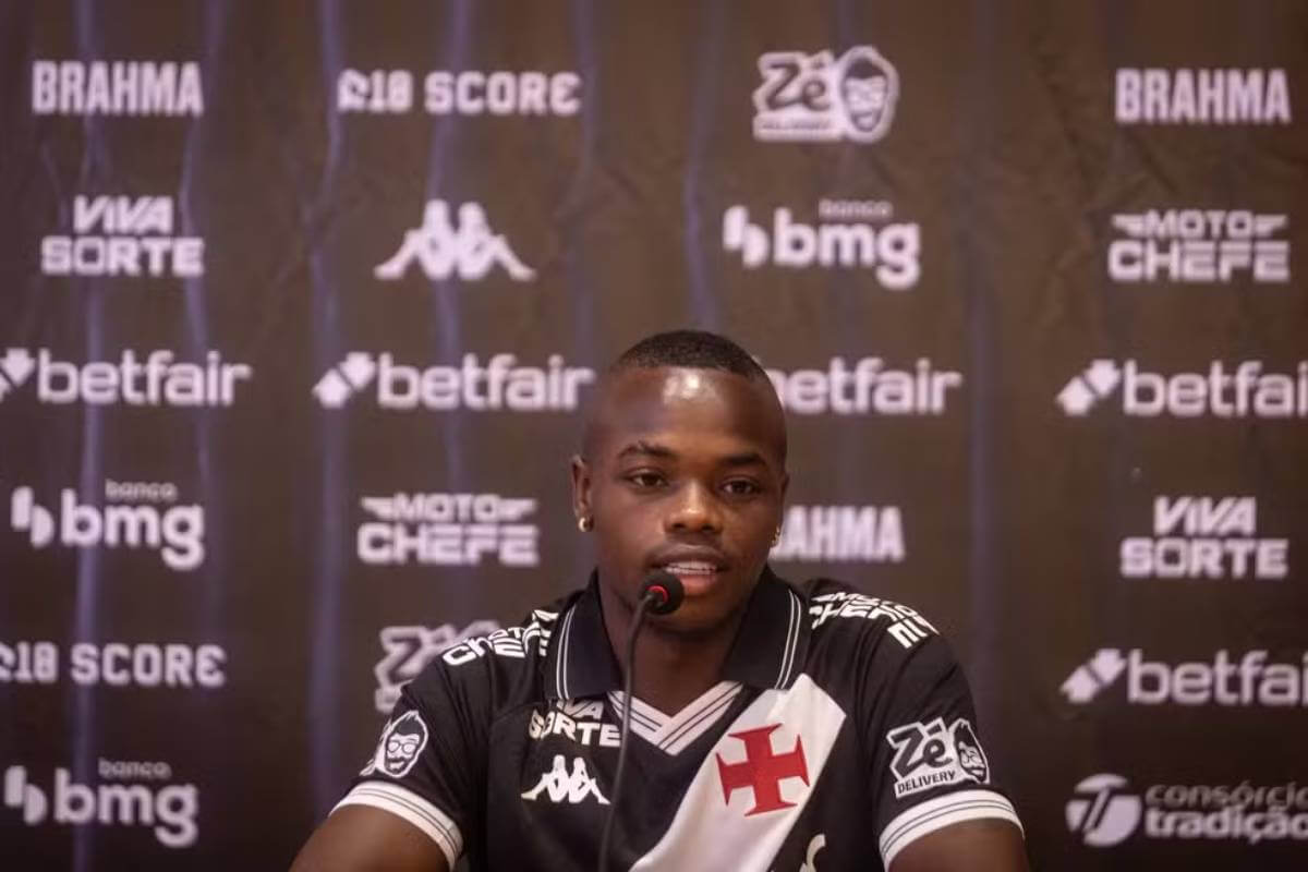 Andrés Gómes em apresentação pelo Vasco