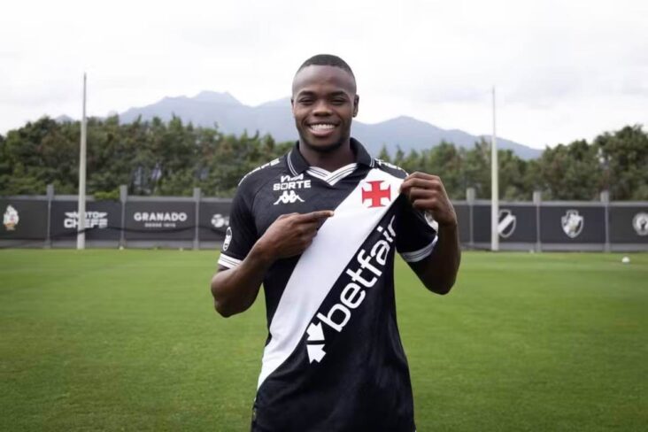 Andrés Gómez posa com a camisa do Vasco