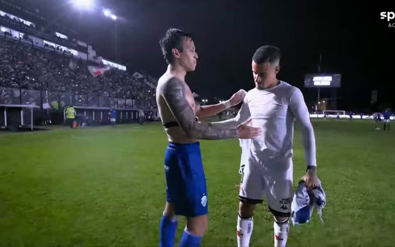 Brayann troca camisa com Coutinho