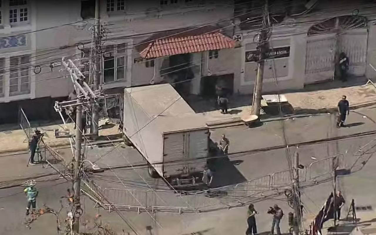 Caminhão colide com a fachada de São Januário