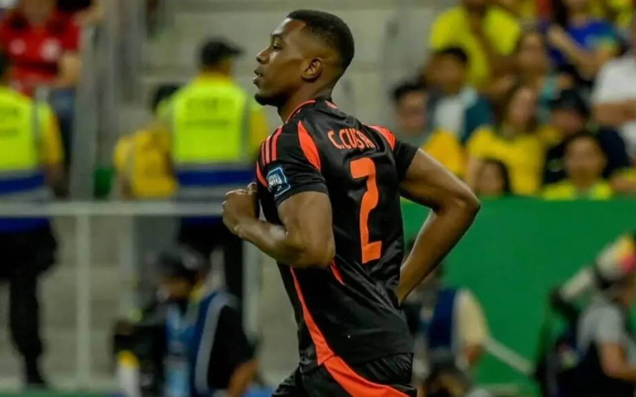 Carlos Cuesta em jogo pela Colômbia