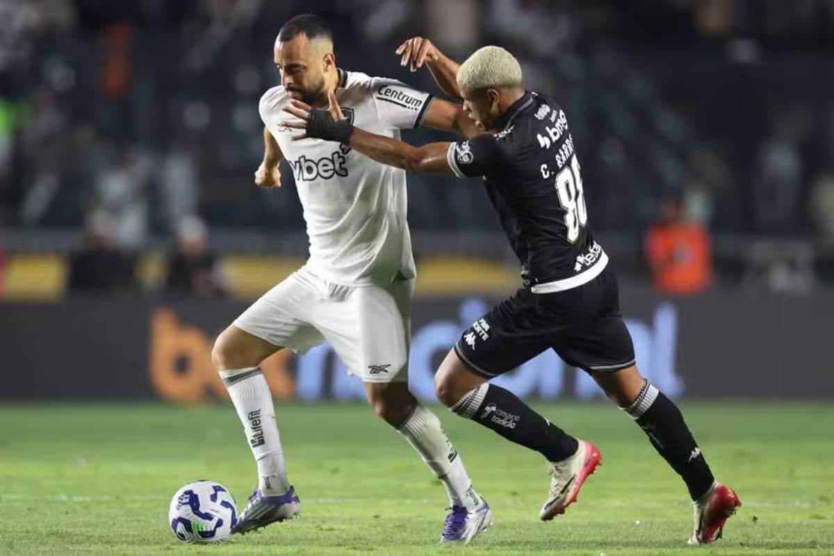 Cauan Barros em lance com Arthur Cabral
