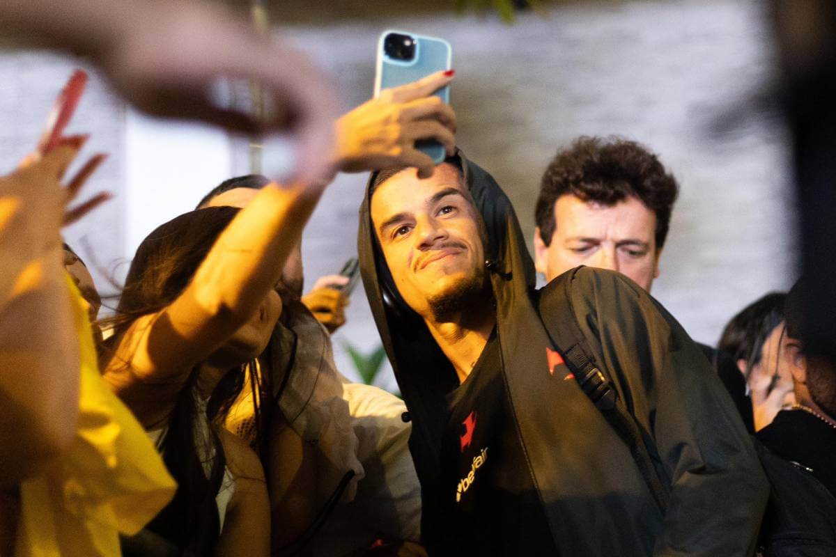 Coutinho atende torcida na chegada a Recife