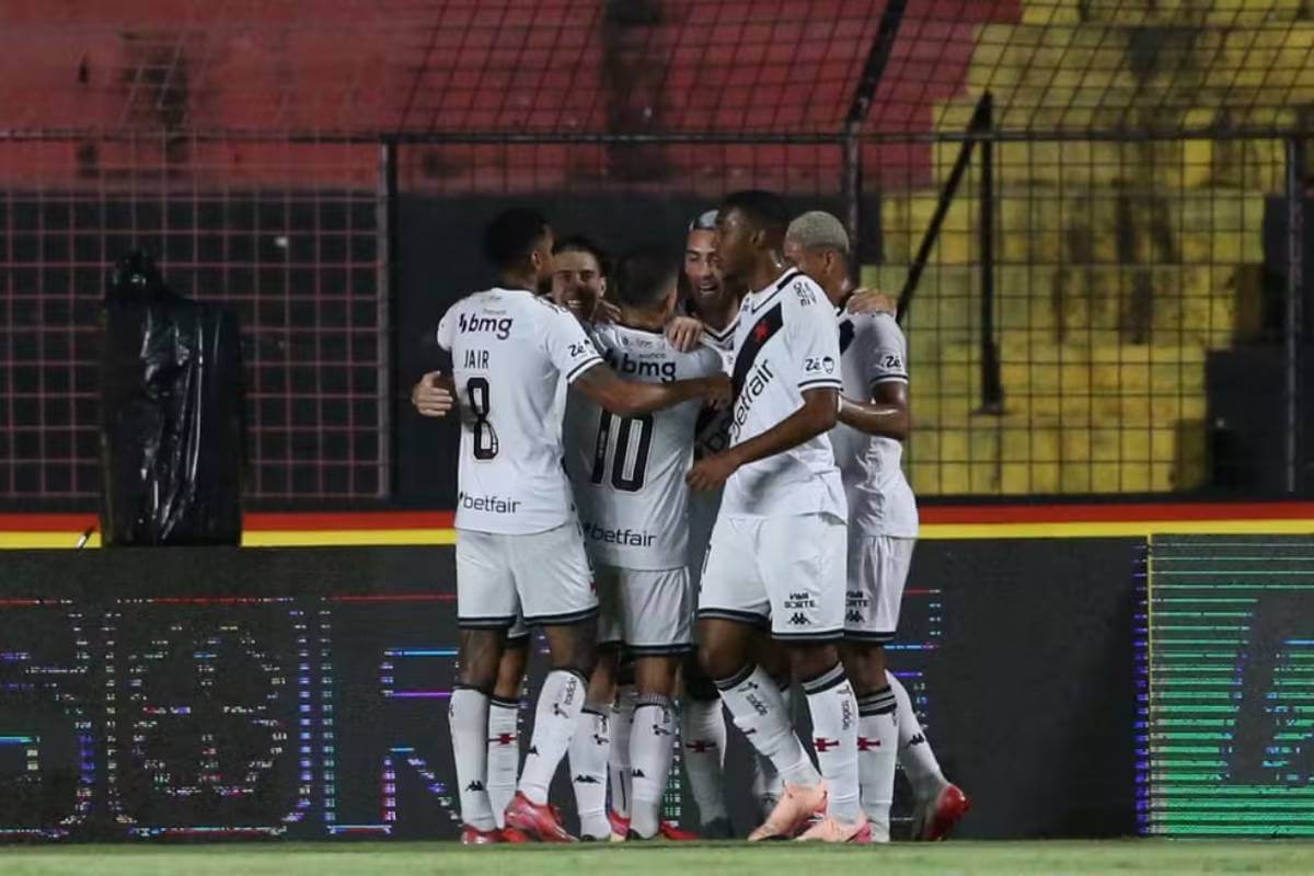 Jogadores do Vasco comemorando gol contra o Sport