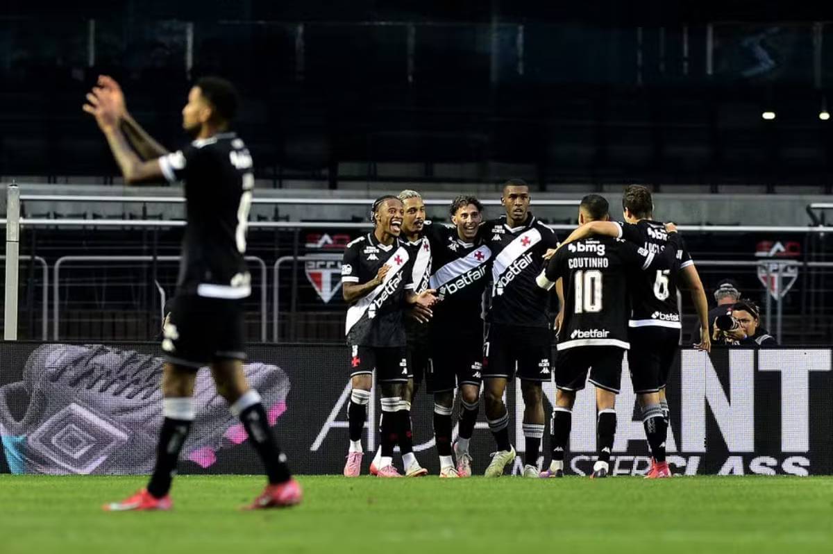 Jogadores do Vasco em jogo contra o Santos