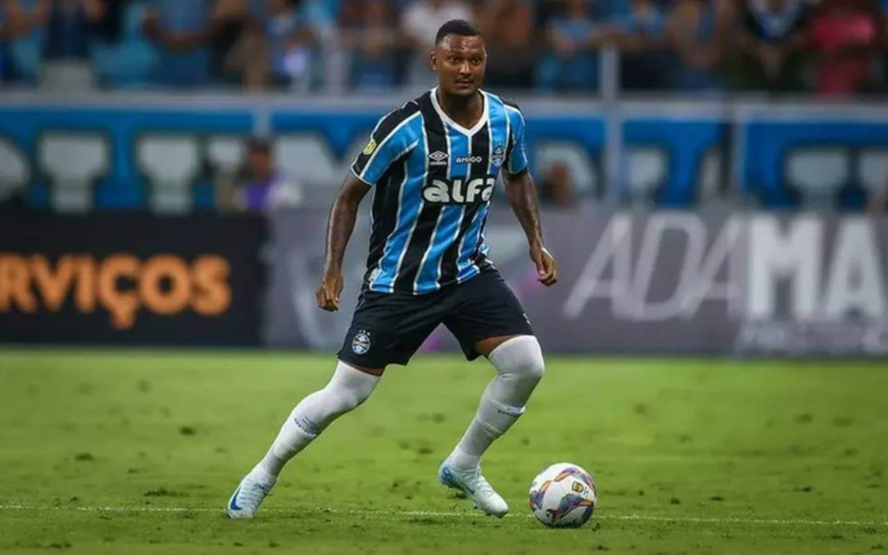 Vasco negocia contratação de lateral-esquerdo do Grêmio