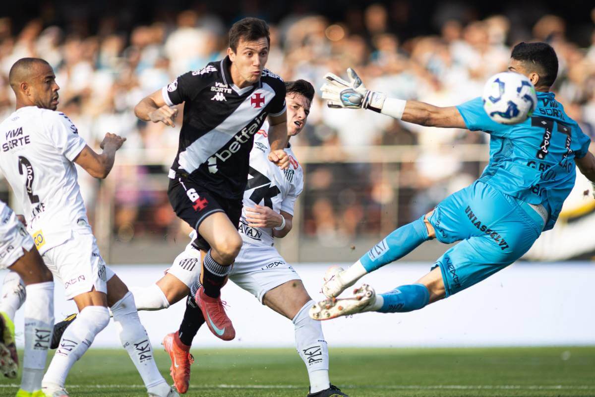 Lucas Piton em jogo contra o Santos no Morumbis