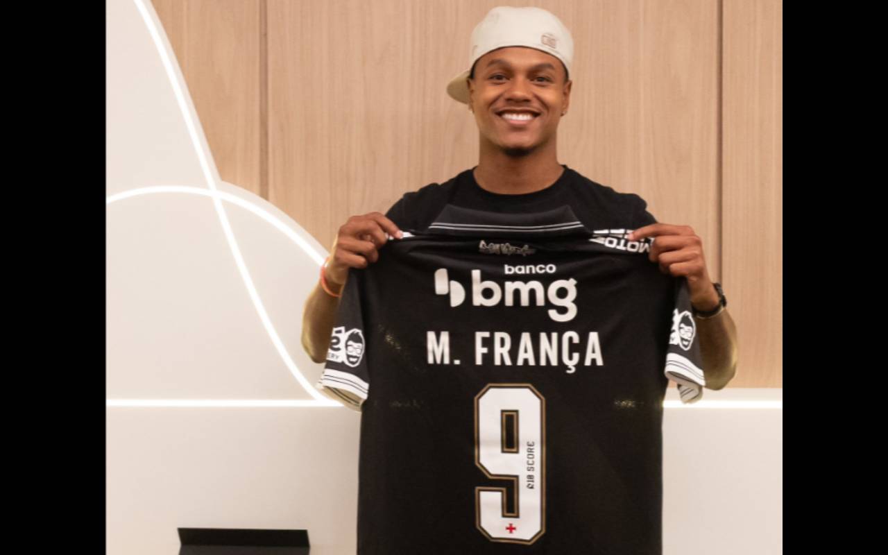 Matheus França posa com a camisa do Vasco