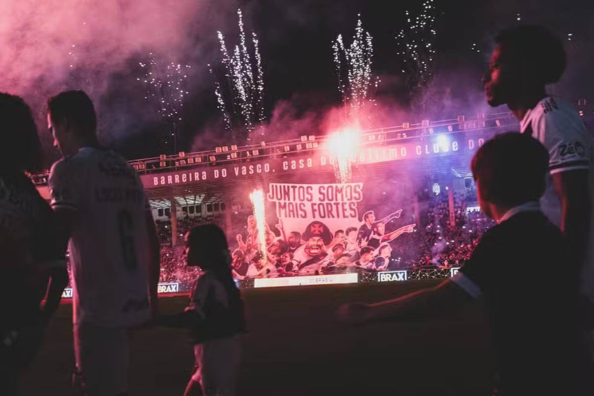 Mosaico da torcida do Vasco em jogo contra o CSA