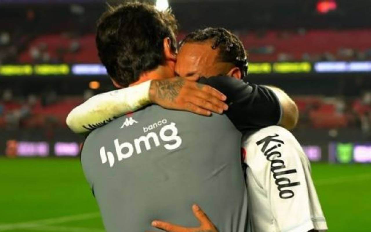 Neymar é consolado por Diniz após goleada do Vasco