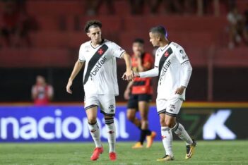 Nuno e Coutinho comemorando gol contra o Sport