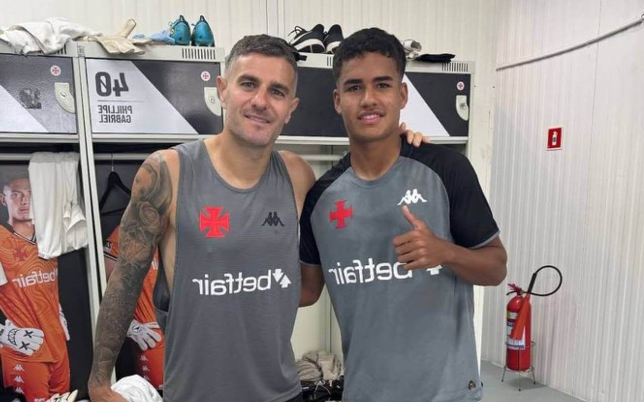 Pedro Augusto, atacante do Sub-17, ao lado de Vegetti