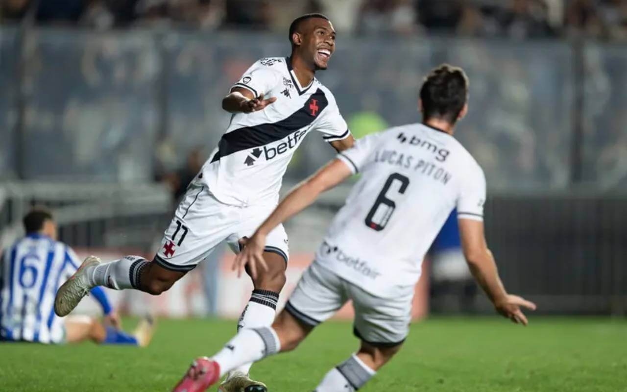 Rayan comemora gol contra o CSA