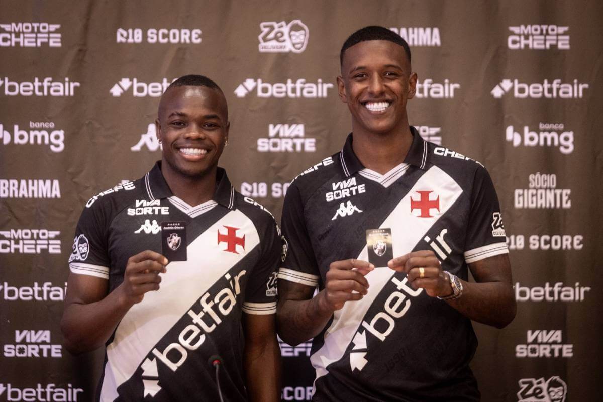 Andrés Gómes e Robert Renan em apresentação pelo Vasco