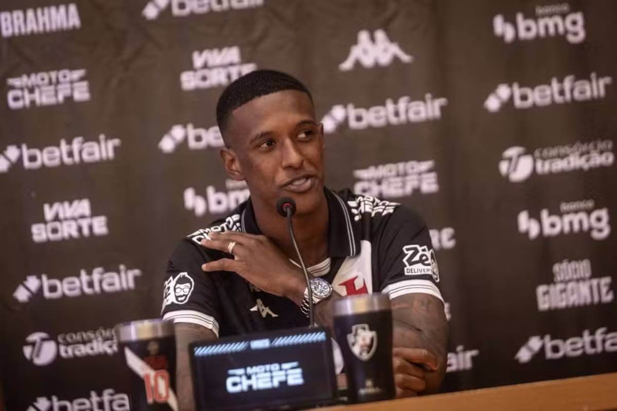 Robert Renan em apresentação pelo Vasco