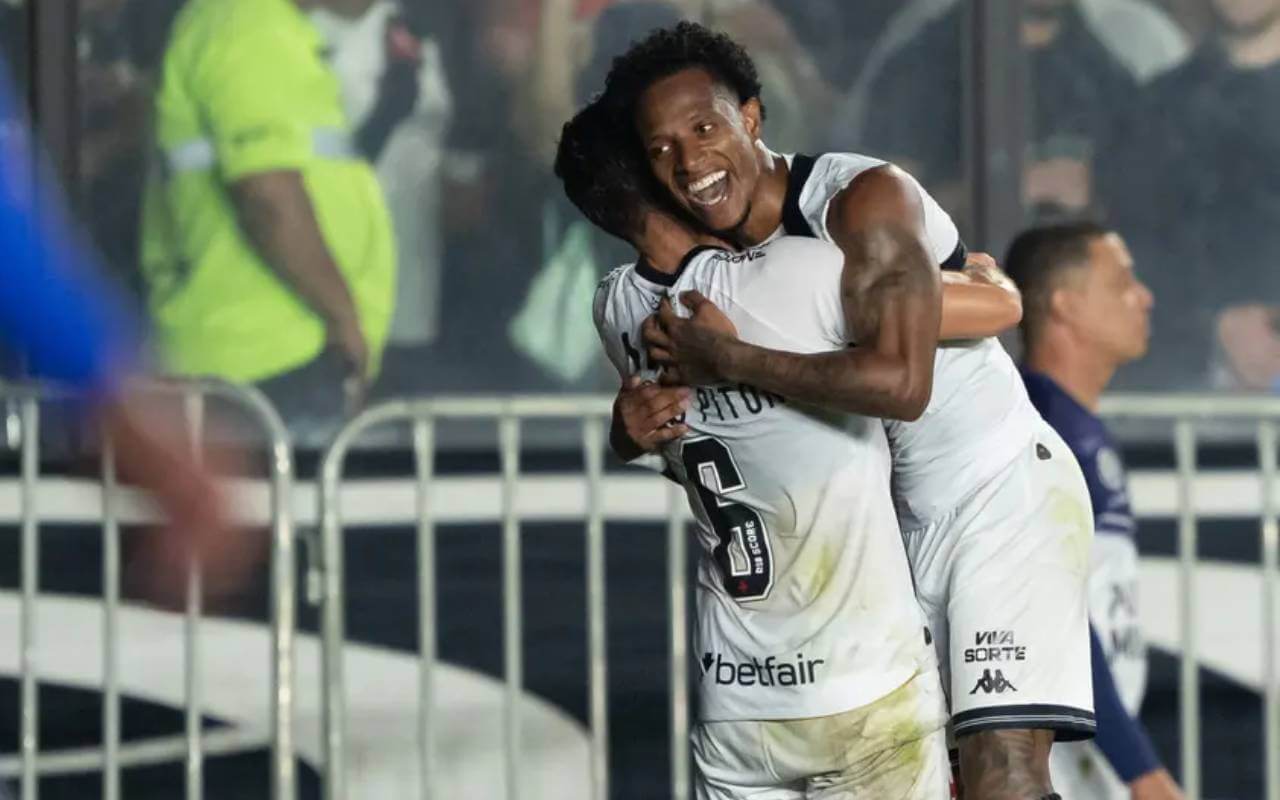 Tchê Tchê comemorando gol contra o CSA