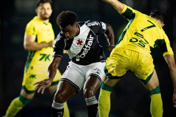 Thiago Mendes em jogo contra o Mirassol