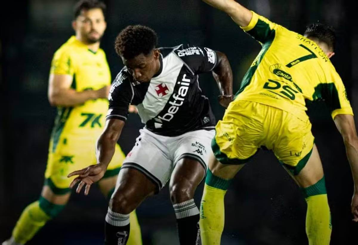 Thiago Mendes em jogo contra o Mirassol