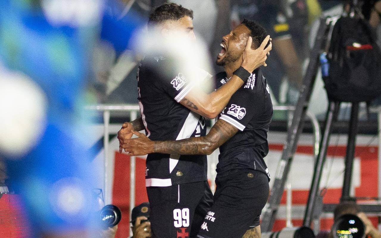 Jair comemorando gol com Vegetti