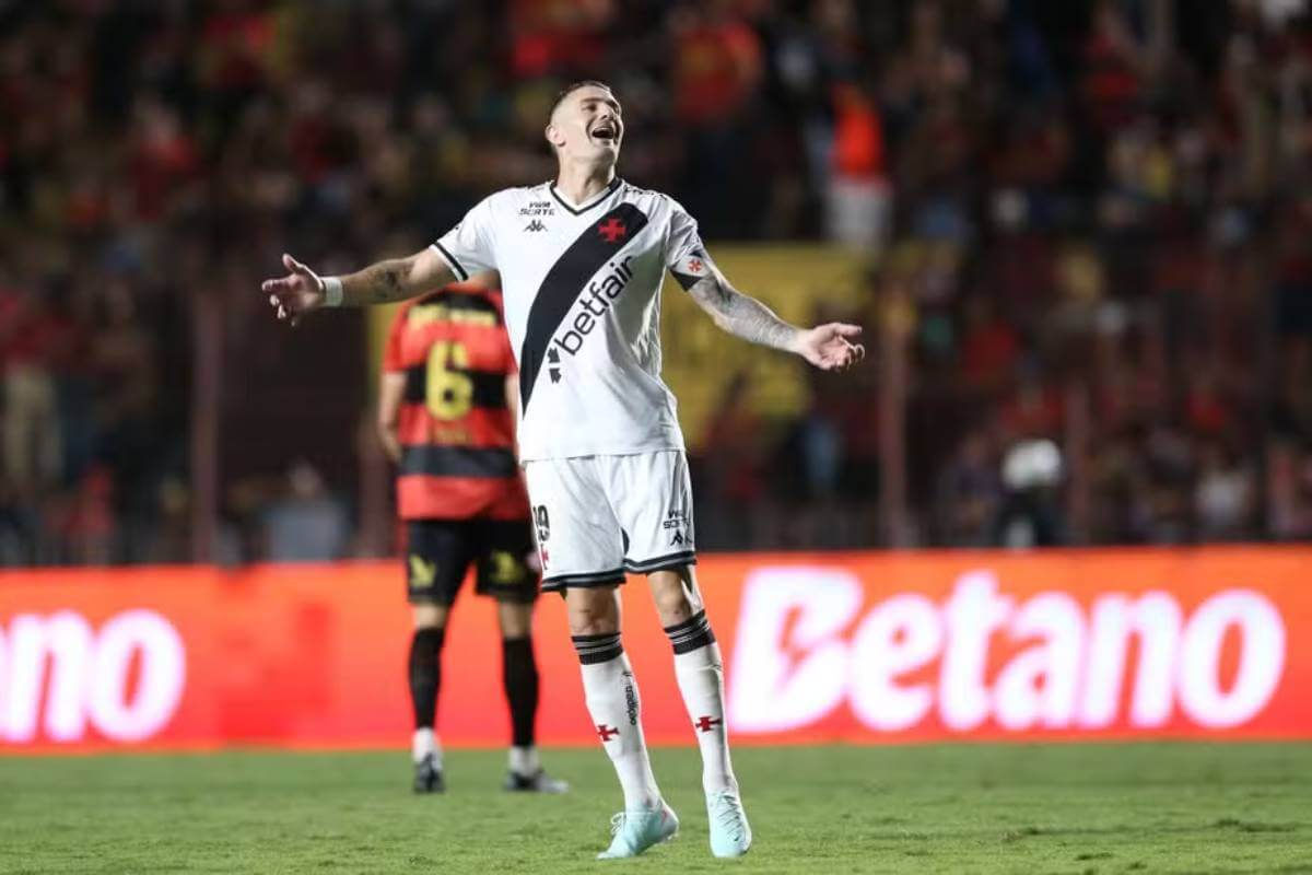 Vegetti comemorando gol contra o Sport