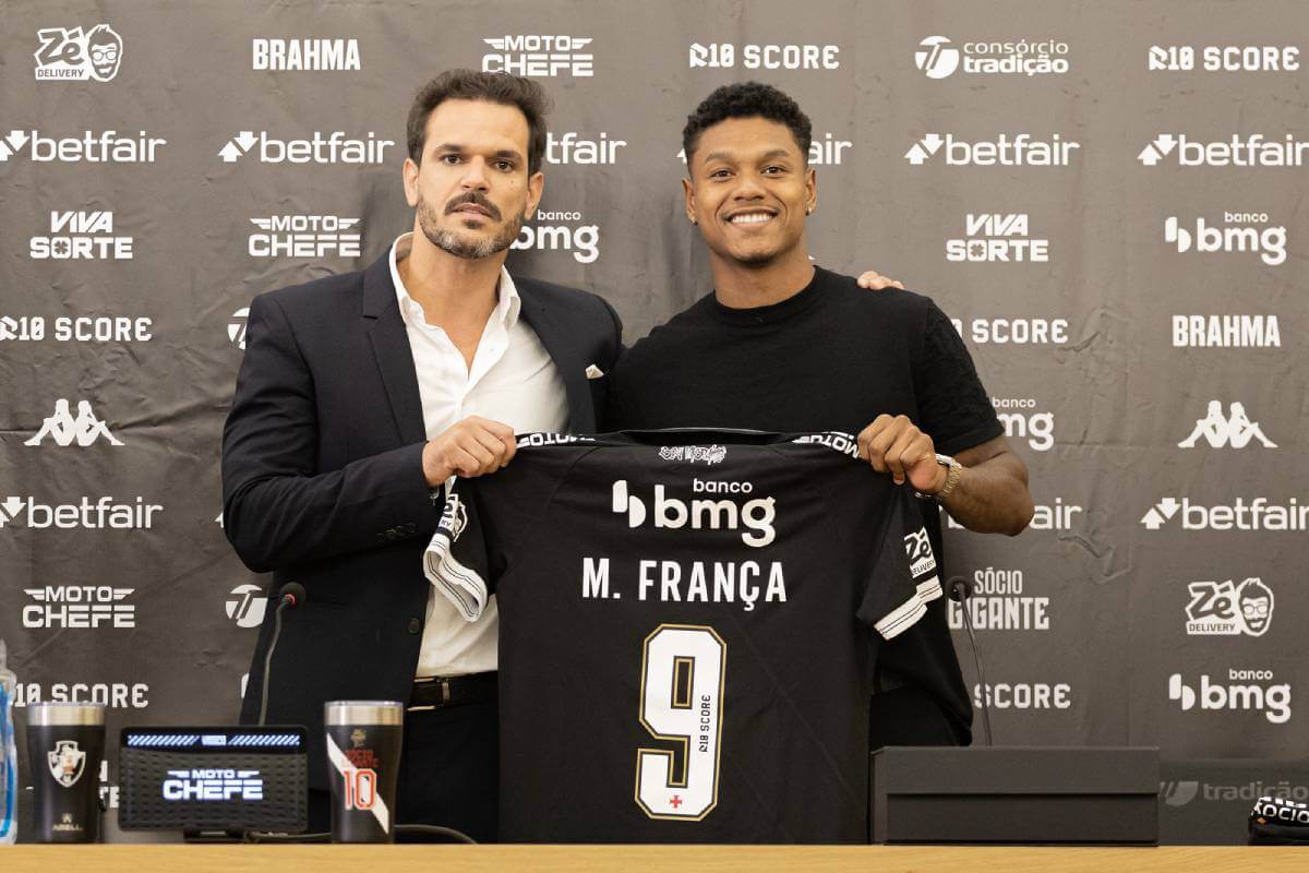Matheus França recebe camisa 9 de Admar Lopes