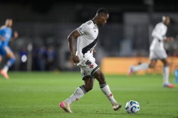 Carlos Cuesta em jogo contra o Cruzeiro