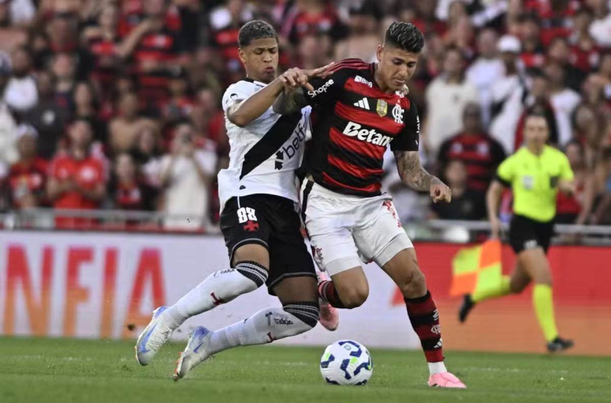 Barros brilha contra o Flamengo e vira dor de cabeça para Diniz no Vasco 