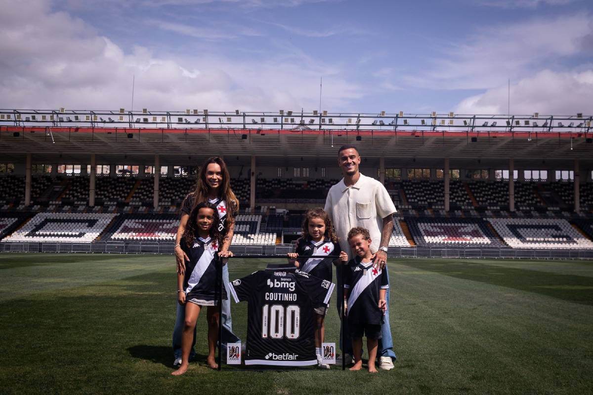 Coutinho e família em homenagem do Vasco em São Januário