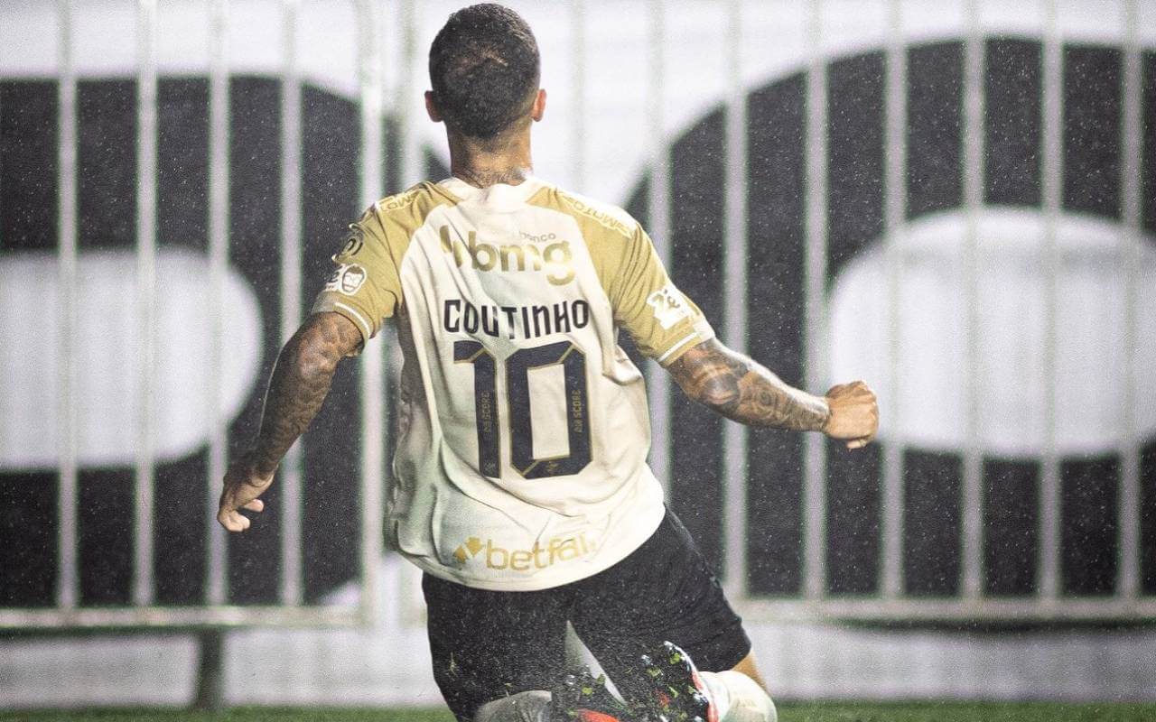 Coutinho comemora gol contra o Bahia