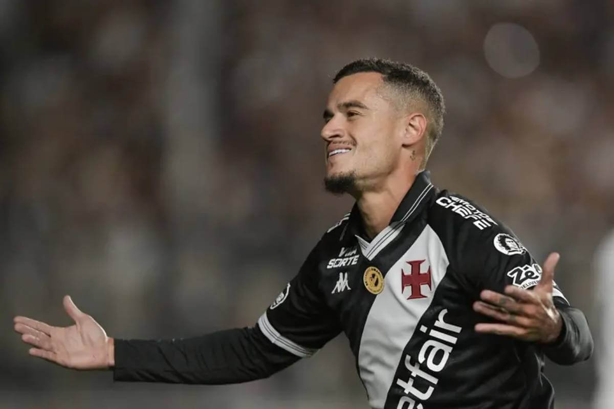 Coutinho comemorando gol contra o Ceará